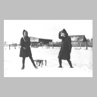 080-0009  Hanna Gutzeit und Irmgard Weinreich. Im Hintergrund die Schmiede Moeller.jpg